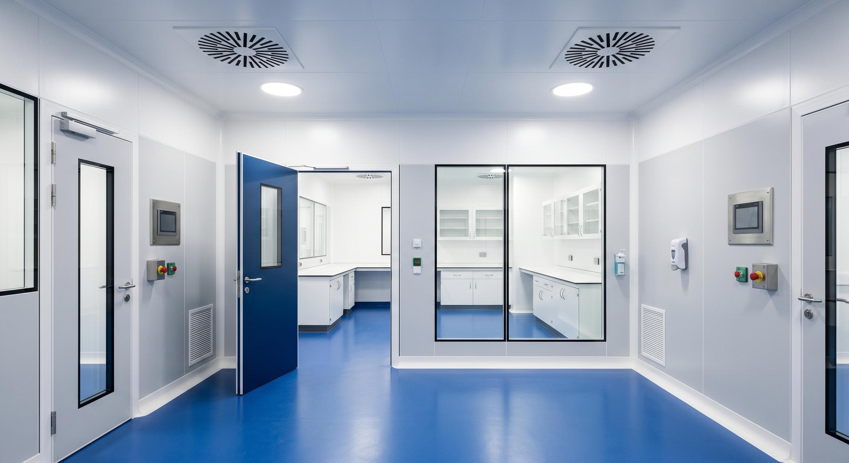 Pasillo de sala blanca farmacéutica con instrumentación digital y trazabilidad de procesos